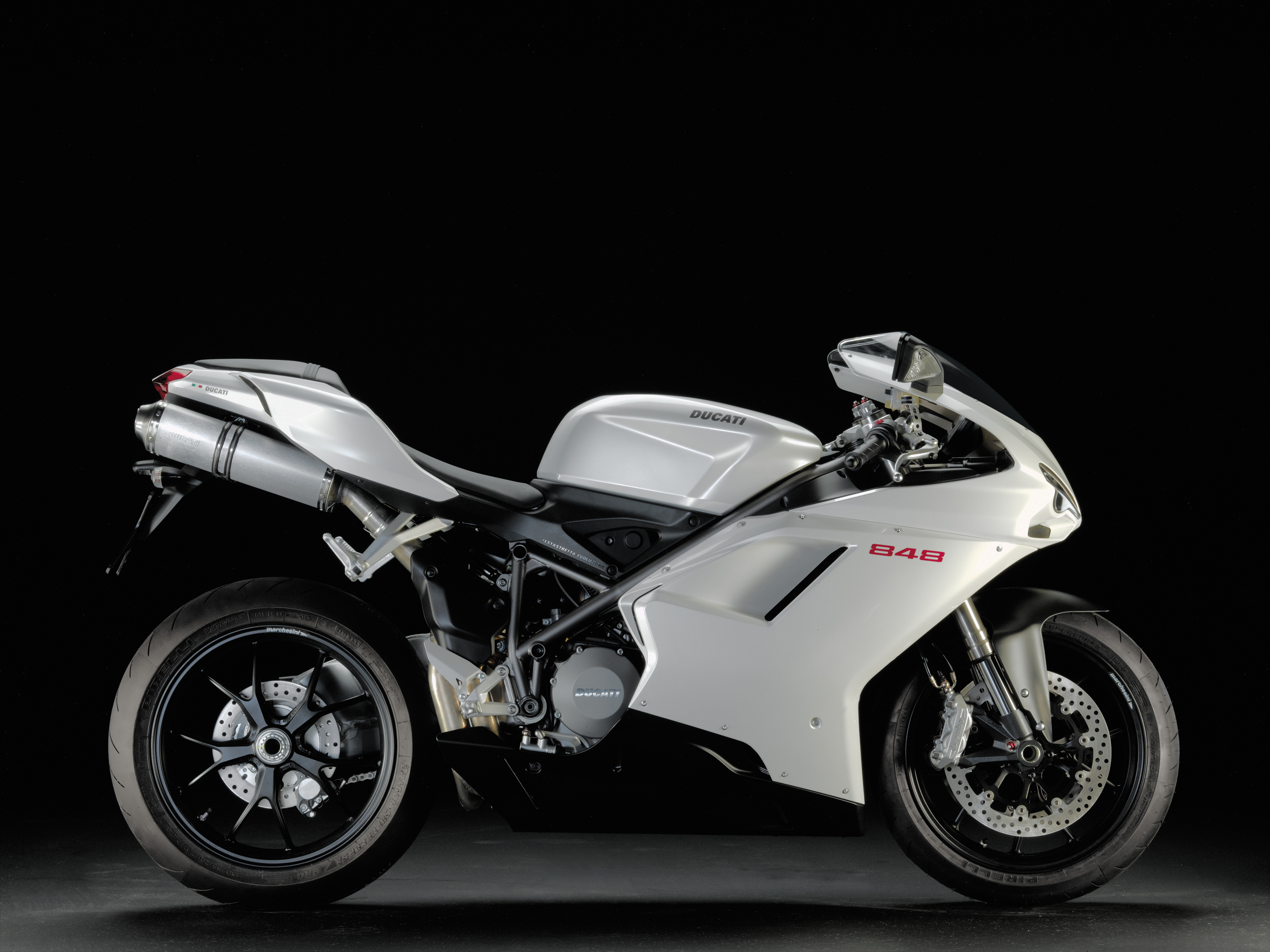 edward - ducati - sice motorka ale Edwardova.jpg